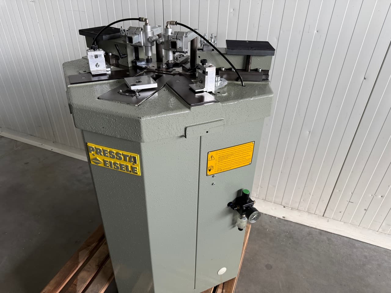 corner crimping press